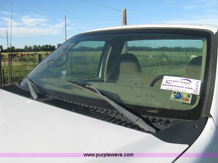 image for item K8719 2000 Ford F250 Super Duty XL flatbed pickup truck