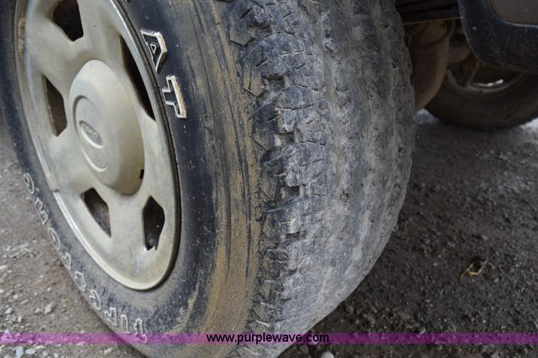 image for item L3473 2005 Ford F150 SuperCab pickup truck