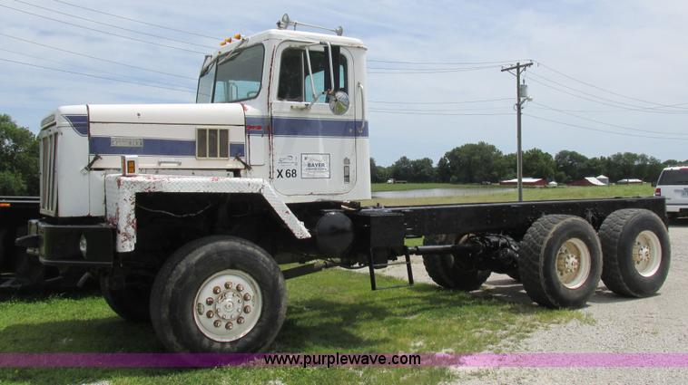 image for item L4022 1979 International Paystar 5000 truck cab and chassis