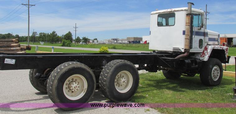 image for item L4022 1979 International Paystar 5000 truck cab and chassis