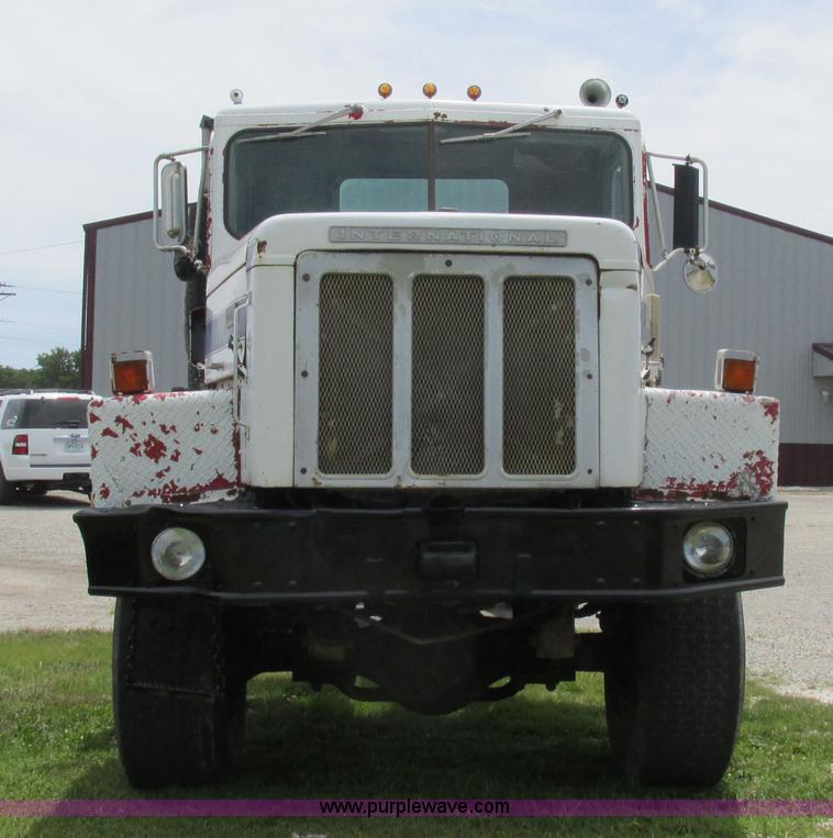 image for item L4022 1979 International Paystar 5000 truck cab and chassis