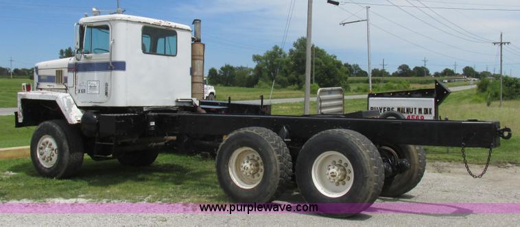 image for item L4022 1979 International Paystar 5000 truck cab and chassis