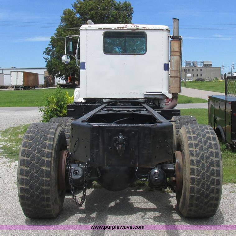 image for item L4022 1979 International Paystar 5000 truck cab and chassis