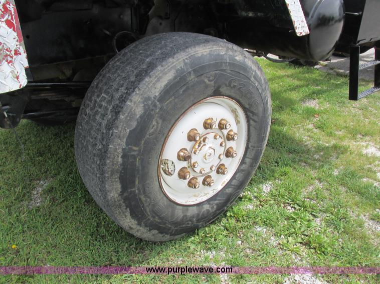 image for item L4022 1979 International Paystar 5000 truck cab and chassis