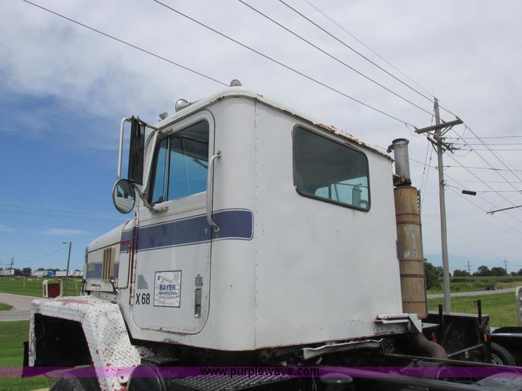 image for item L4022 1979 International Paystar 5000 truck cab and chassis