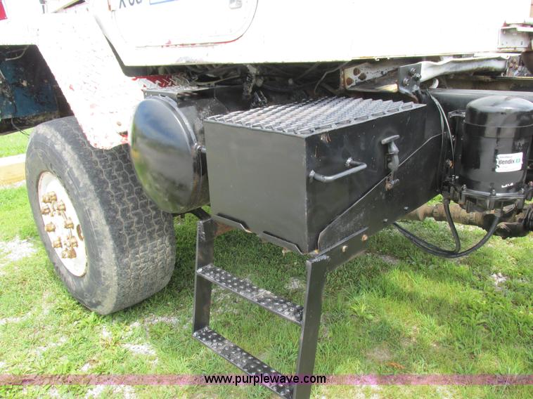 image for item L4022 1979 International Paystar 5000 truck cab and chassis