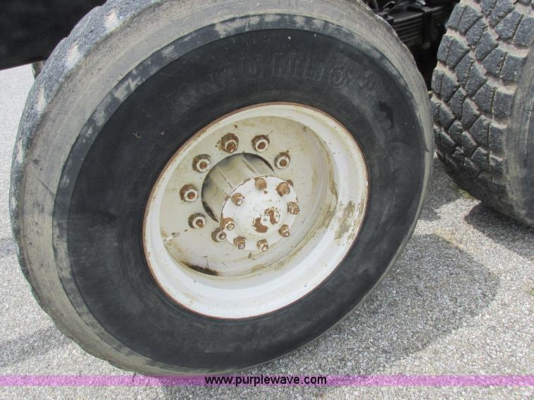 image for item L4022 1979 International Paystar 5000 truck cab and chassis