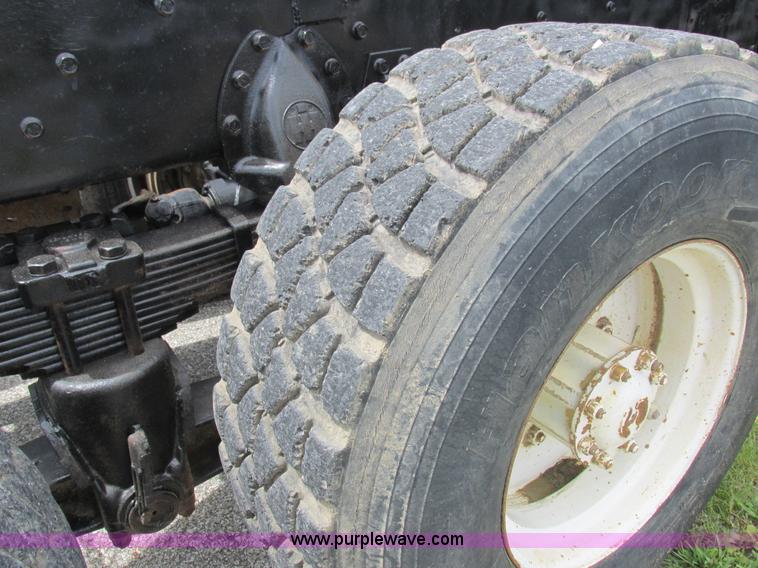 image for item L4022 1979 International Paystar 5000 truck cab and chassis