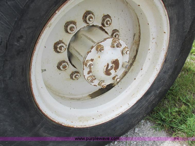 image for item L4022 1979 International Paystar 5000 truck cab and chassis