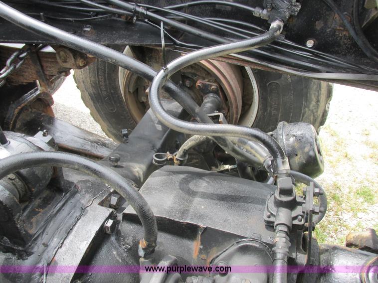 image for item L4022 1979 International Paystar 5000 truck cab and chassis