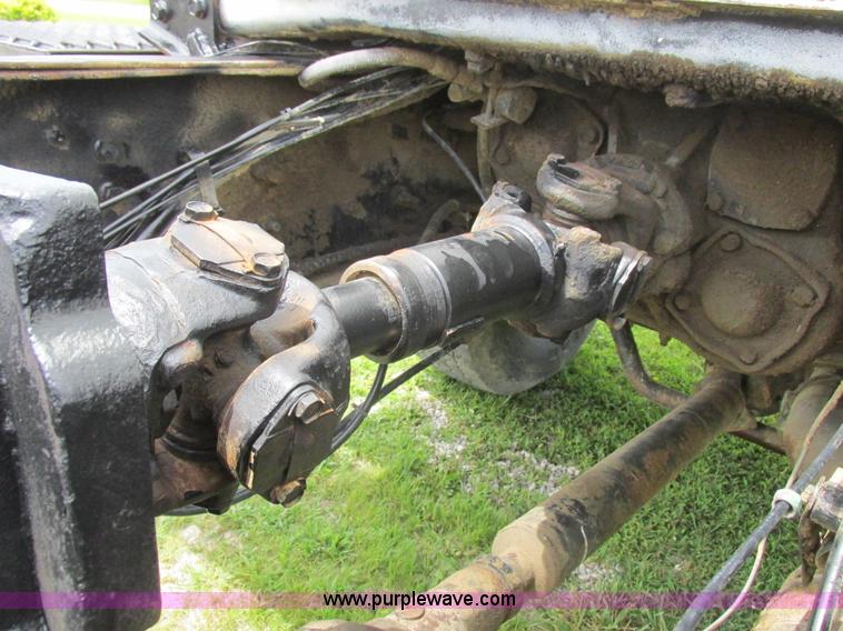 image for item L4022 1979 International Paystar 5000 truck cab and chassis