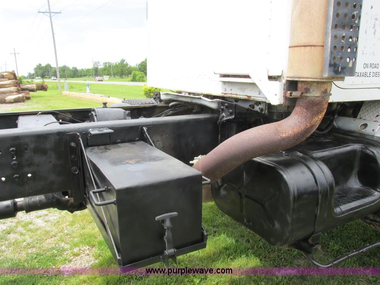 image for item L4022 1979 International Paystar 5000 truck cab and chassis