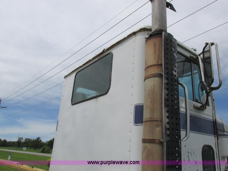 image for item L4022 1979 International Paystar 5000 truck cab and chassis