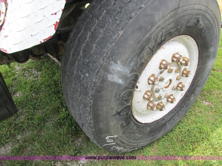 image for item L4022 1979 International Paystar 5000 truck cab and chassis