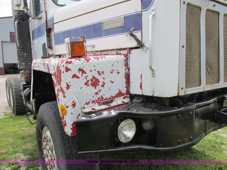 image for item L4022 1979 International Paystar 5000 truck cab and chassis