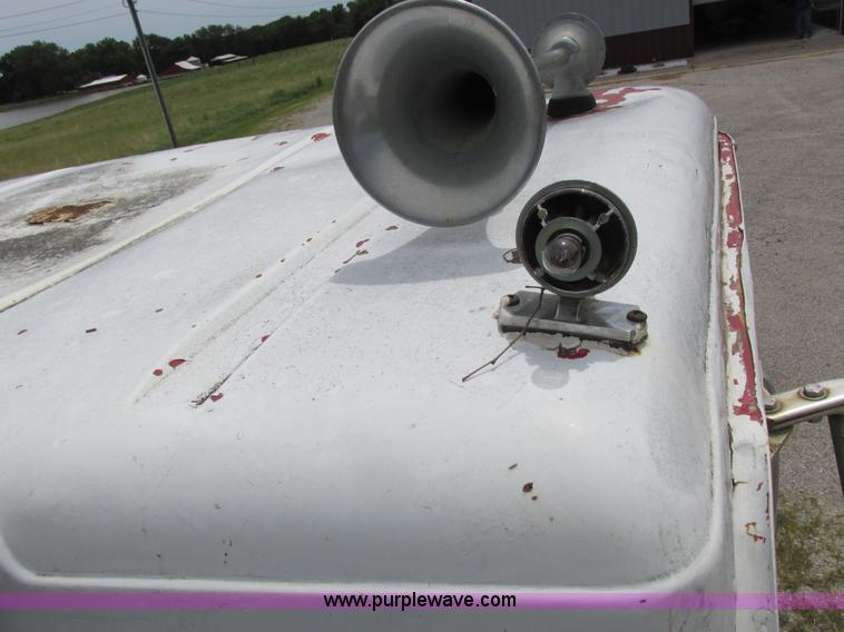 image for item L4022 1979 International Paystar 5000 truck cab and chassis