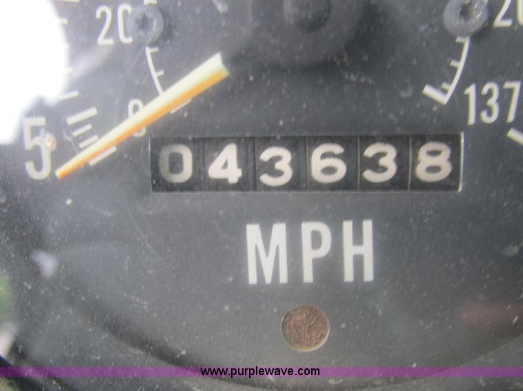 image for item L4022 1979 International Paystar 5000 truck cab and chassis