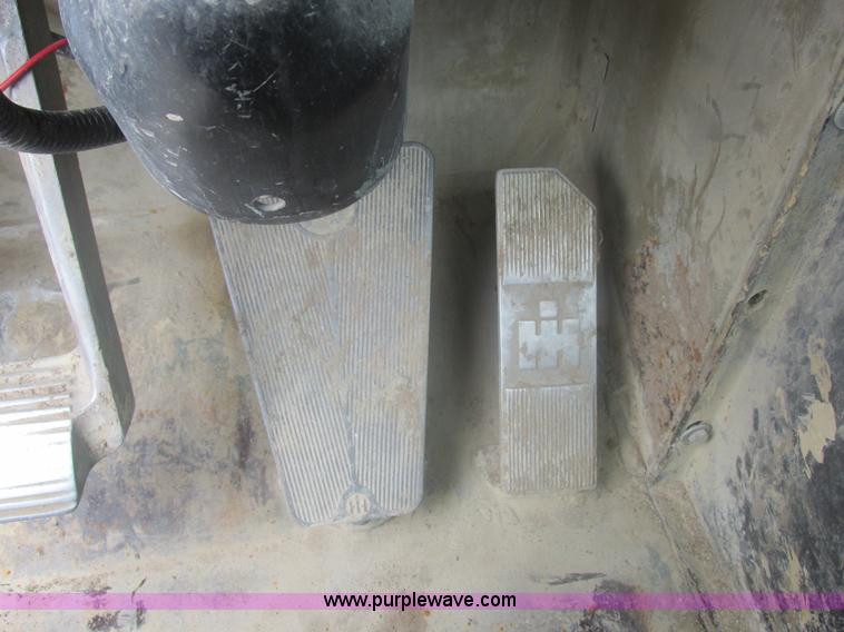 image for item L4022 1979 International Paystar 5000 truck cab and chassis