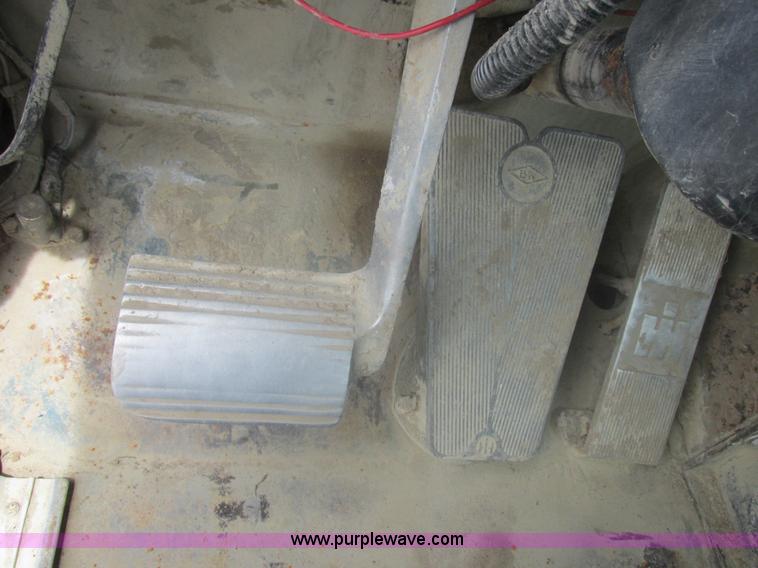 image for item L4022 1979 International Paystar 5000 truck cab and chassis