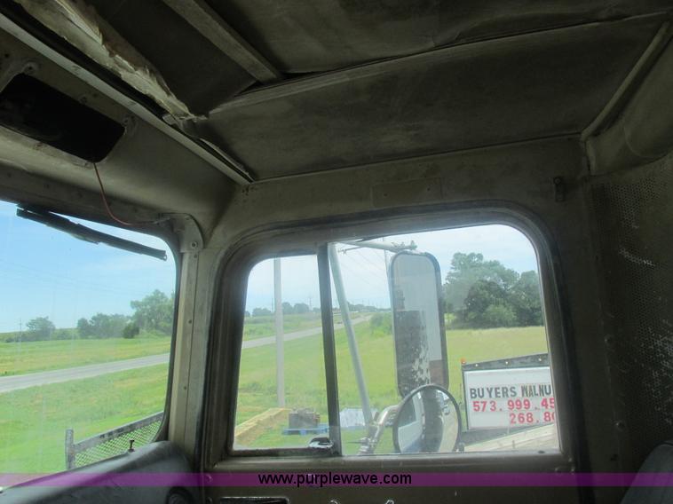 image for item L4022 1979 International Paystar 5000 truck cab and chassis