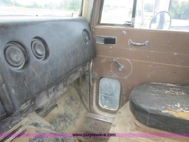 image for item L4022 1979 International Paystar 5000 truck cab and chassis