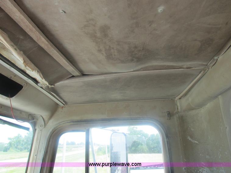 image for item L4022 1979 International Paystar 5000 truck cab and chassis