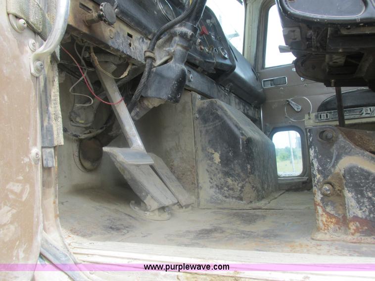 image for item L4022 1979 International Paystar 5000 truck cab and chassis