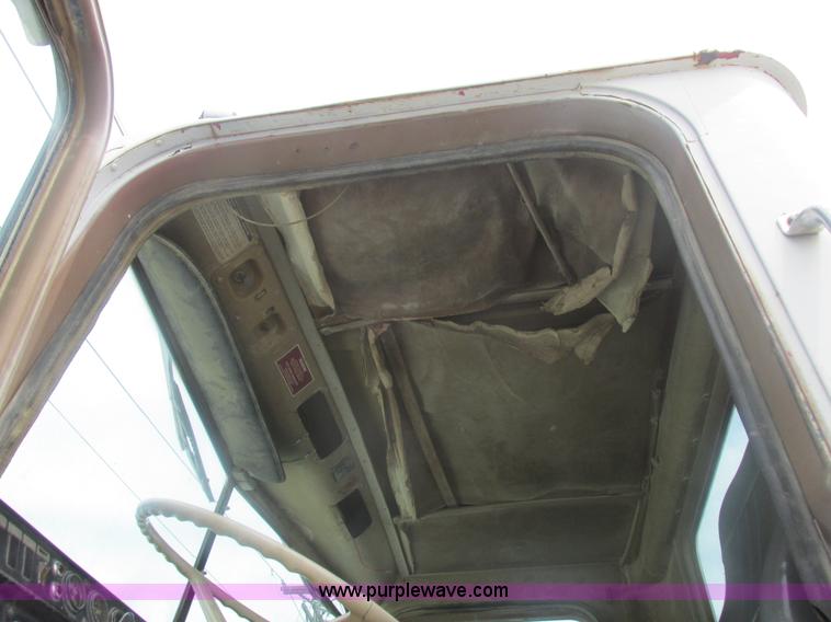 image for item L4022 1979 International Paystar 5000 truck cab and chassis