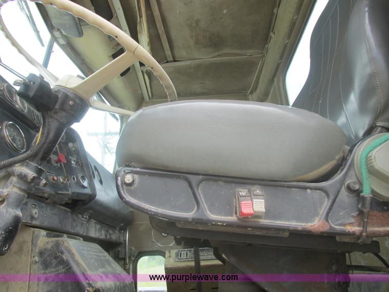 image for item L4022 1979 International Paystar 5000 truck cab and chassis