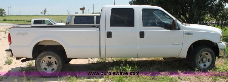 image for item L4359 2006 Ford F350 Super Duty Crew Cab pickup truck