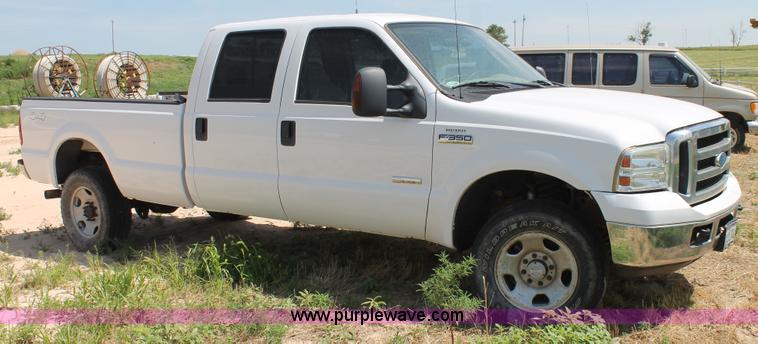 image for item L4359 2006 Ford F350 Super Duty Crew Cab pickup truck