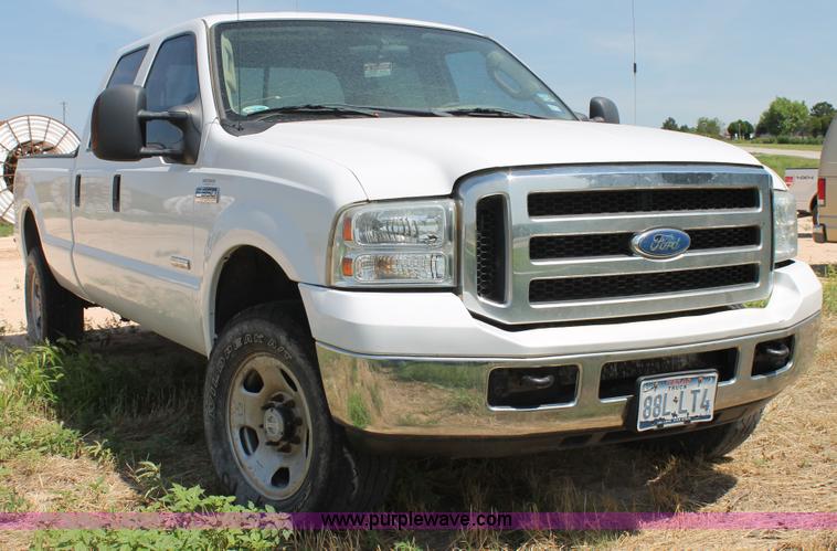 image for item L4359 2006 Ford F350 Super Duty Crew Cab pickup truck