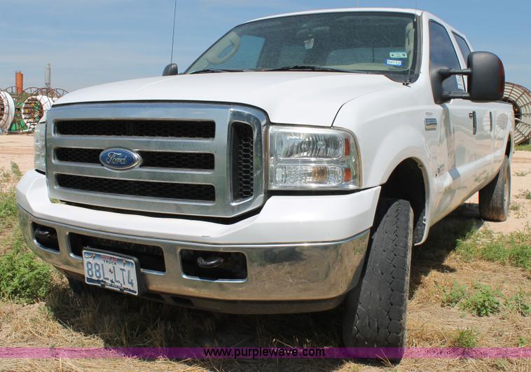 image for item L4359 2006 Ford F350 Super Duty Crew Cab pickup truck