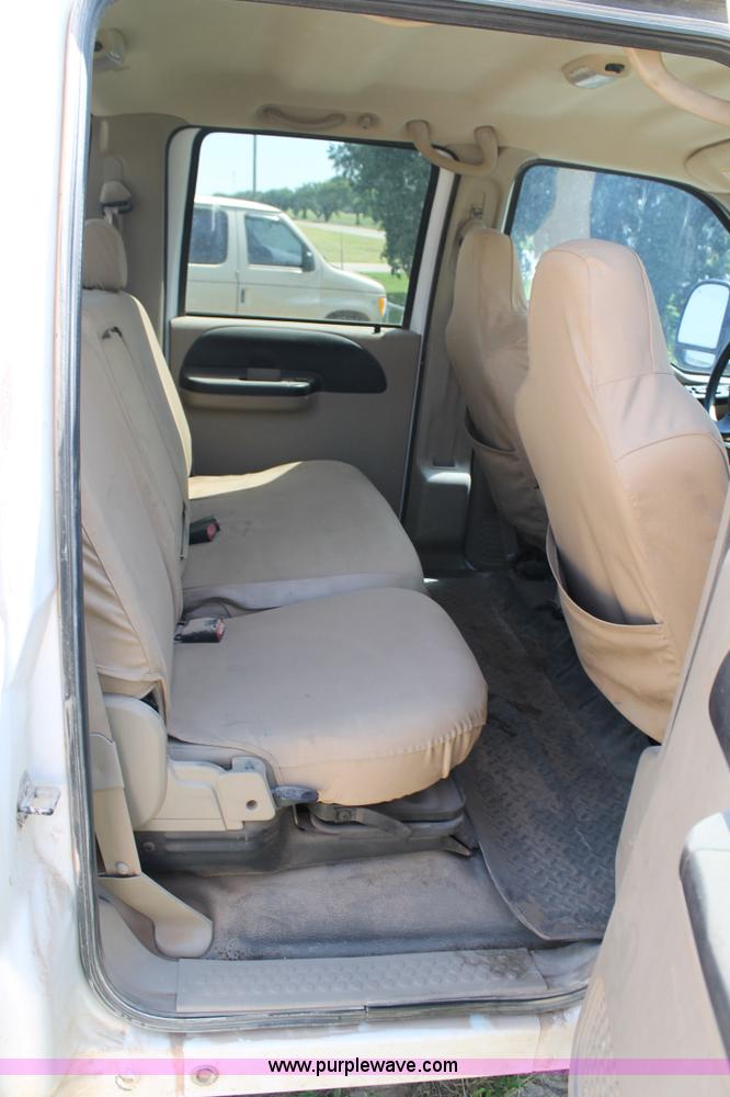 image for item L4359 2006 Ford F350 Super Duty Crew Cab pickup truck