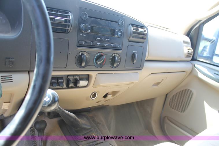 image for item L4359 2006 Ford F350 Super Duty Crew Cab pickup truck
