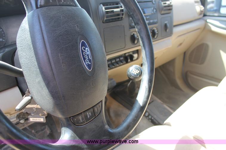 image for item L4359 2006 Ford F350 Super Duty Crew Cab pickup truck