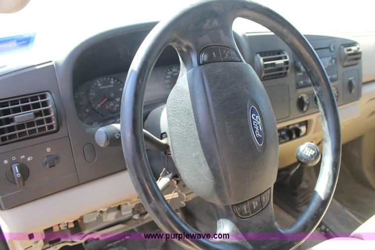 image for item L4359 2006 Ford F350 Super Duty Crew Cab pickup truck