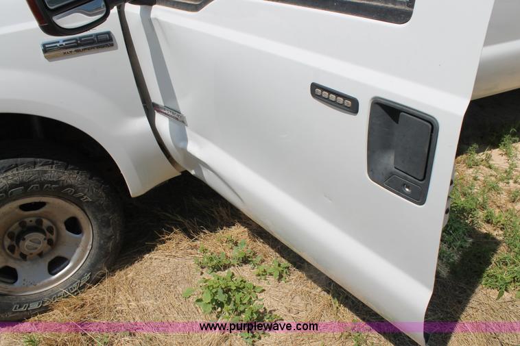 image for item L4359 2006 Ford F350 Super Duty Crew Cab pickup truck