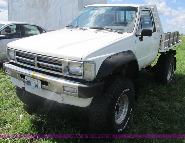 image for item Z9576 1988 Toyota flatbed pickup truck