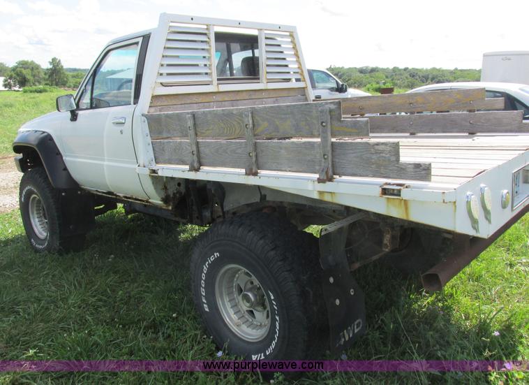 image for item Z9576 1988 Toyota flatbed pickup truck