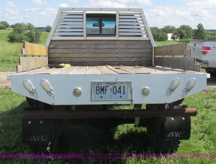 image for item Z9576 1988 Toyota flatbed pickup truck