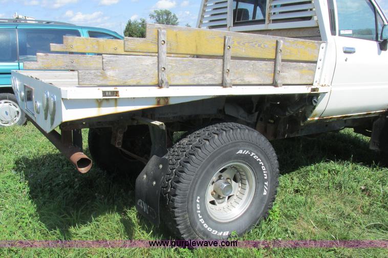 image for item Z9576 1988 Toyota flatbed pickup truck