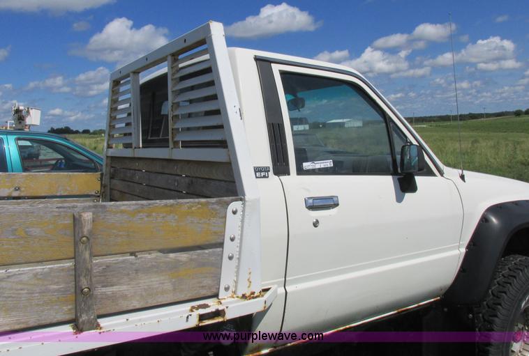 image for item Z9576 1988 Toyota flatbed pickup truck