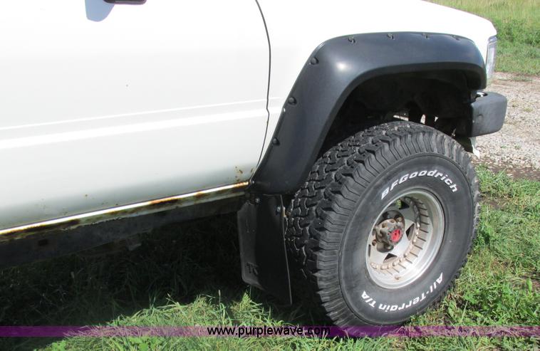 image for item Z9576 1988 Toyota flatbed pickup truck