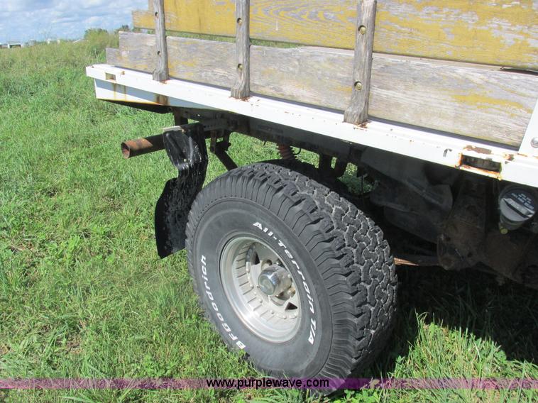 image for item Z9576 1988 Toyota flatbed pickup truck
