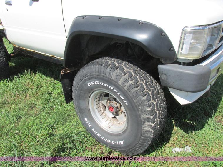 image for item Z9576 1988 Toyota flatbed pickup truck