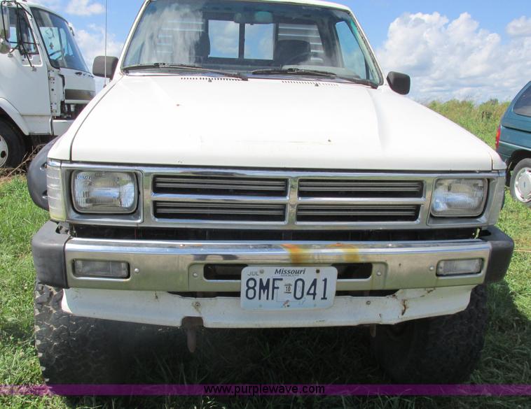 image for item Z9576 1988 Toyota flatbed pickup truck