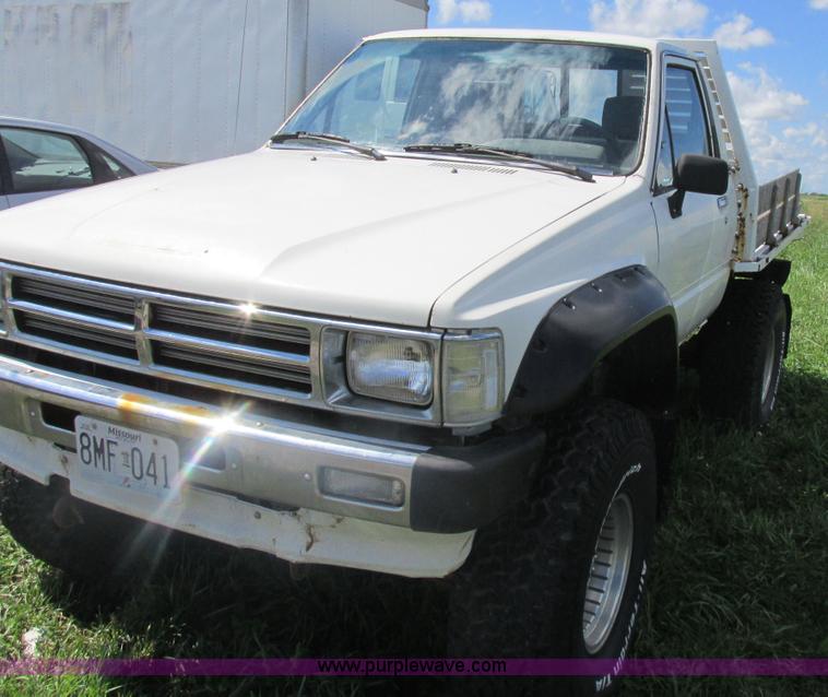 image for item Z9576 1988 Toyota flatbed pickup truck
