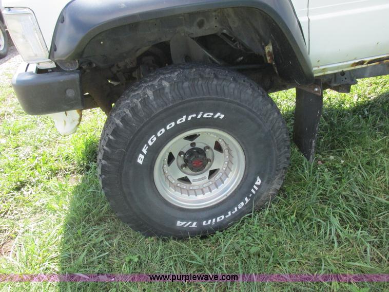 image for item Z9576 1988 Toyota flatbed pickup truck