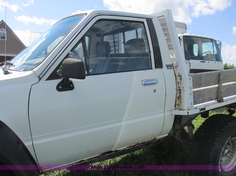 image for item Z9576 1988 Toyota flatbed pickup truck